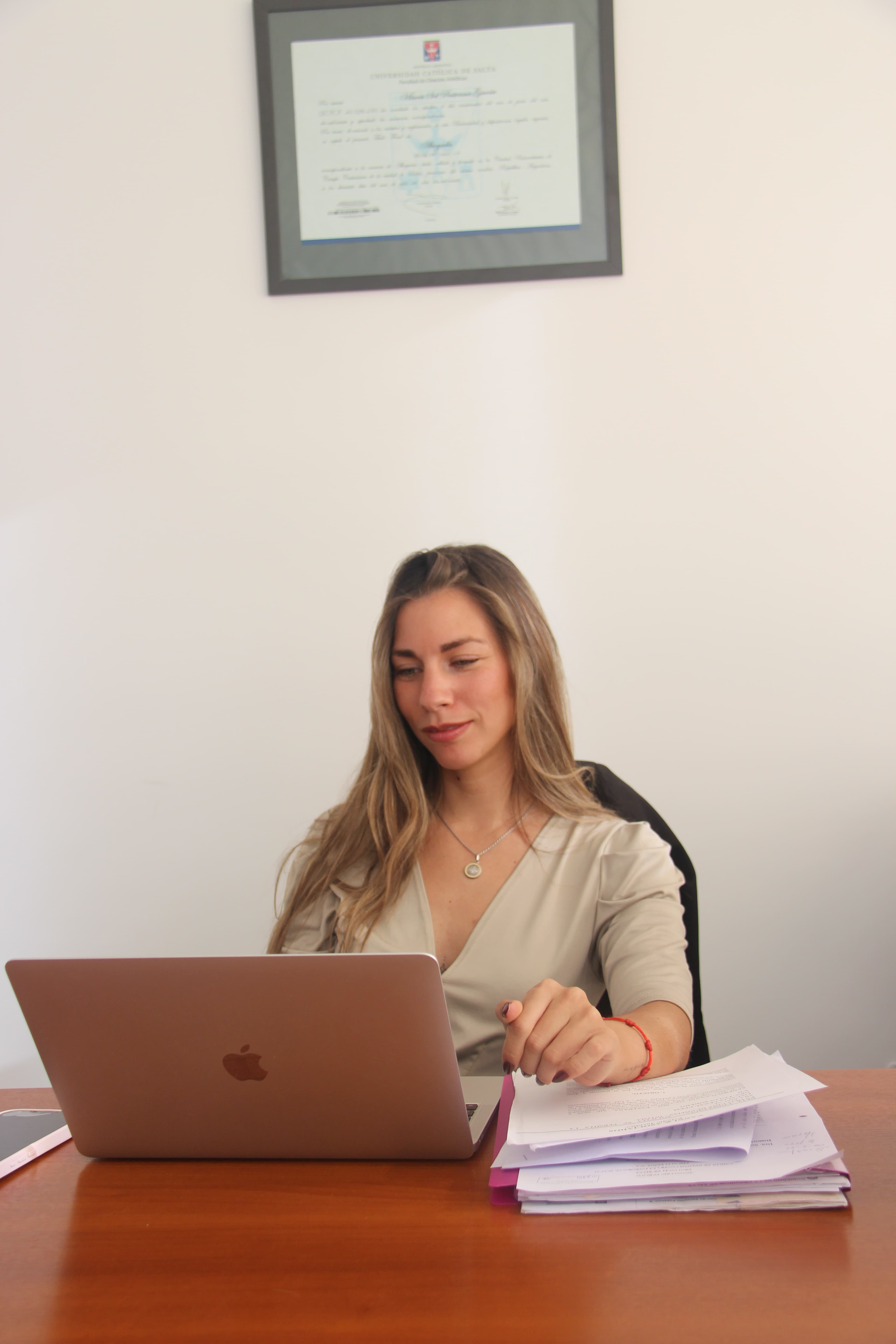 Abogada del estudio en su despacho — Vanni & Asociados